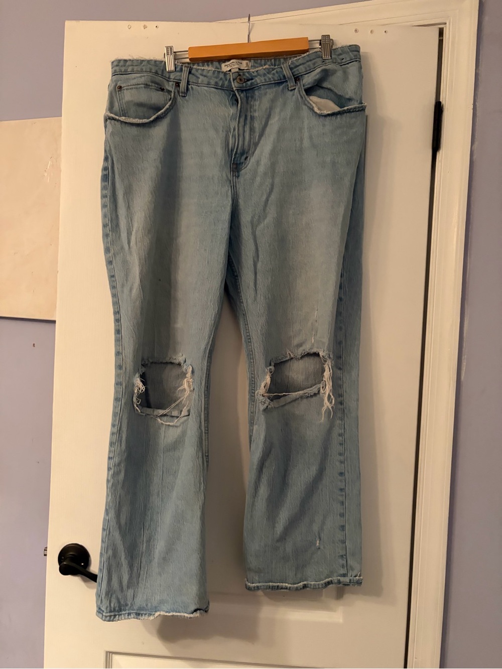 A&F Blue Distressed 90’s Relaxed Jean (Curve Love Fit)